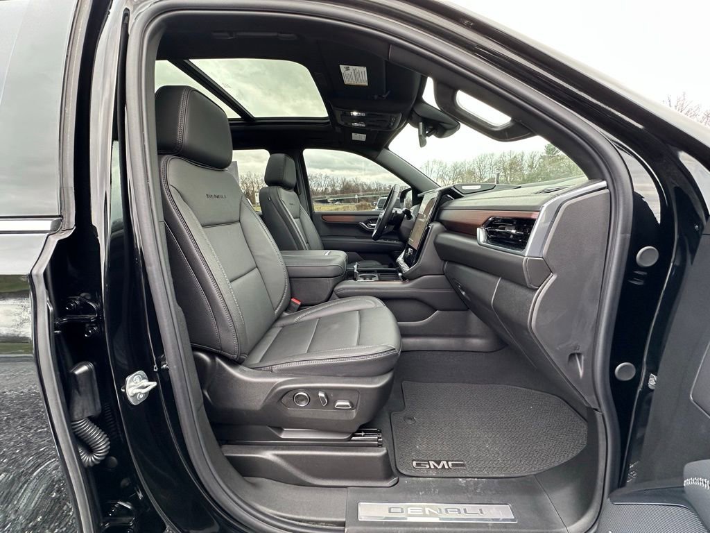 Used 2025 GMC Yukon Denali w/ Sun & Power Step Package image 25