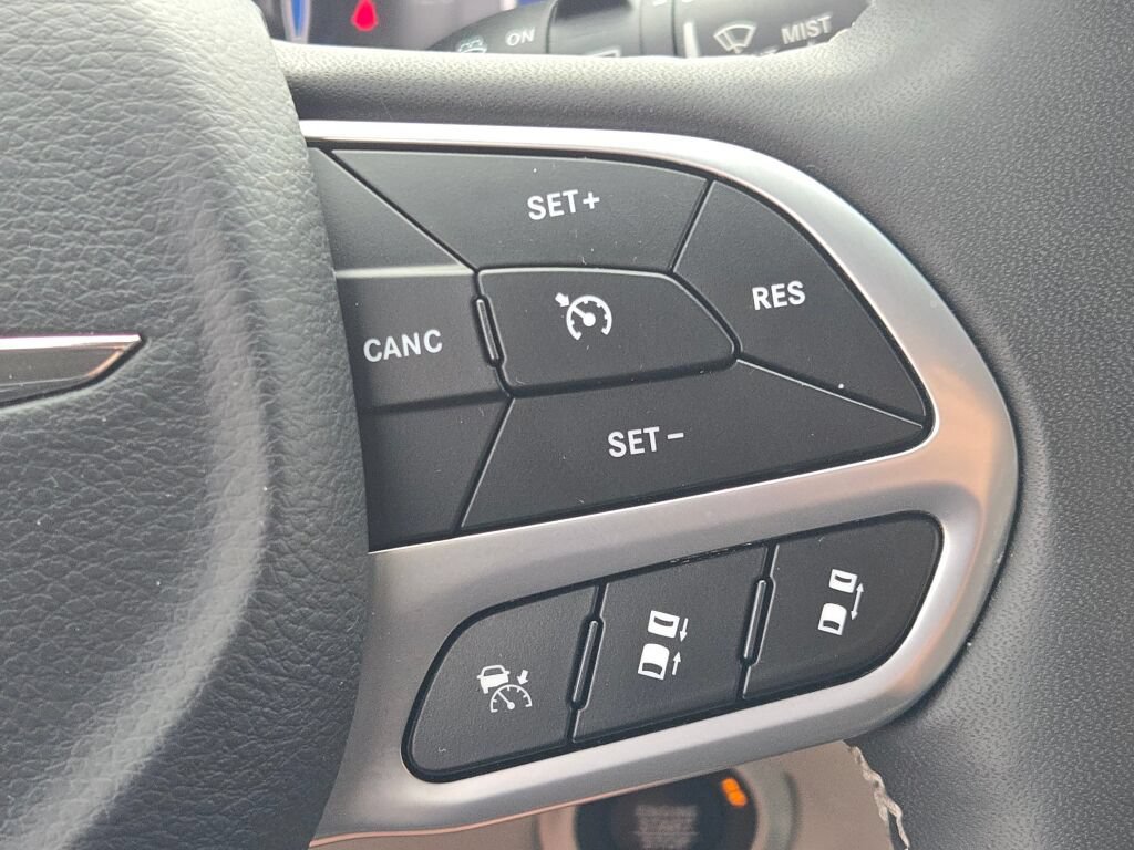 Used 2024 Chrysler Pacifica Touring-L FWD image 33