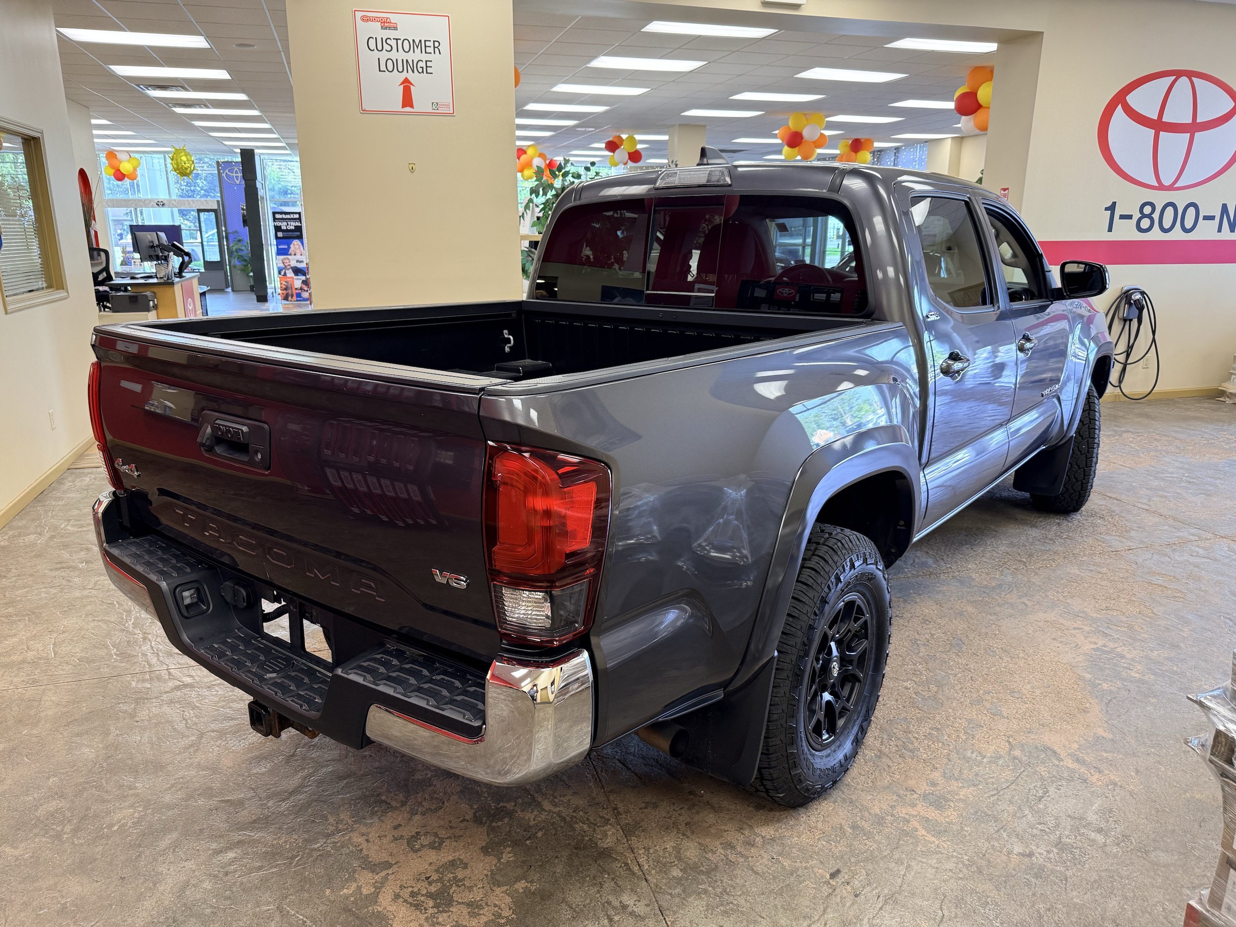 Used 2021 Toyota Tacoma SR5 AWD/4WD image 9