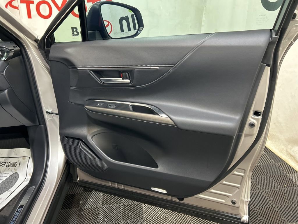 Used 2024 Toyota Venza LE image 11