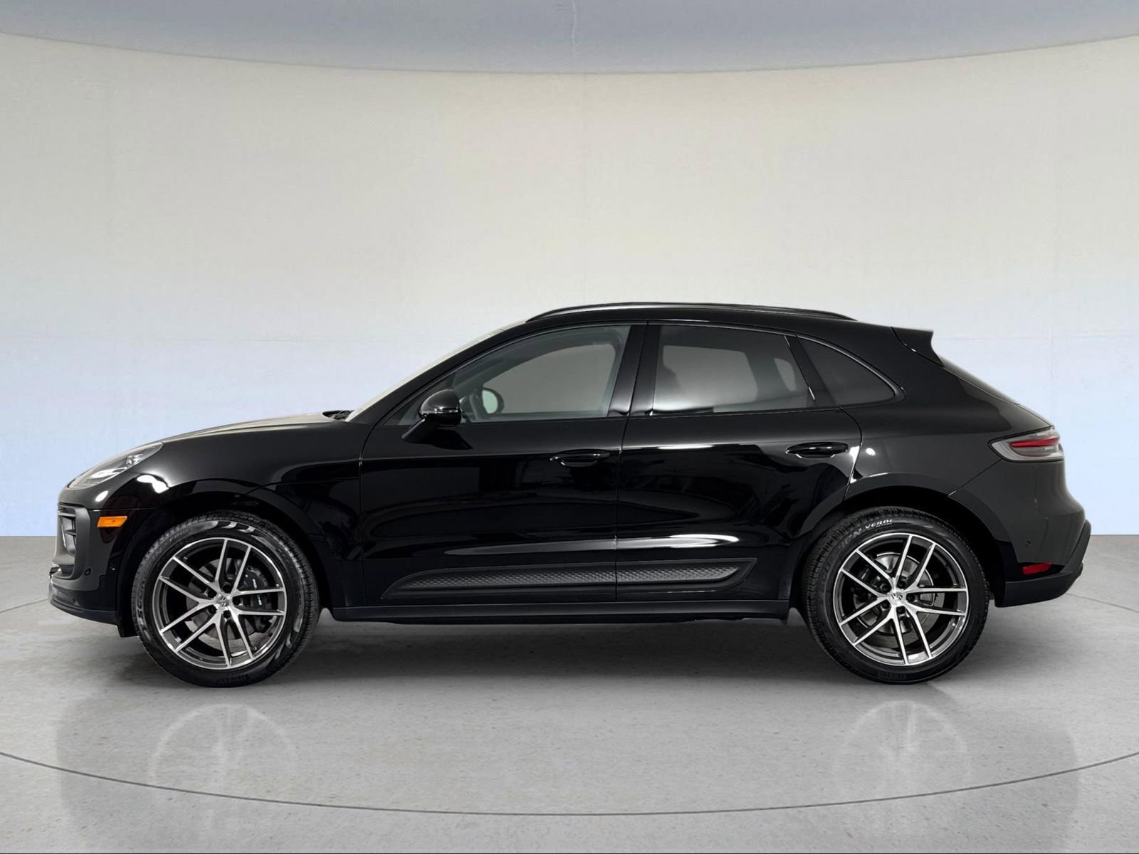 Certified 2025 Porsche Macan image 2
