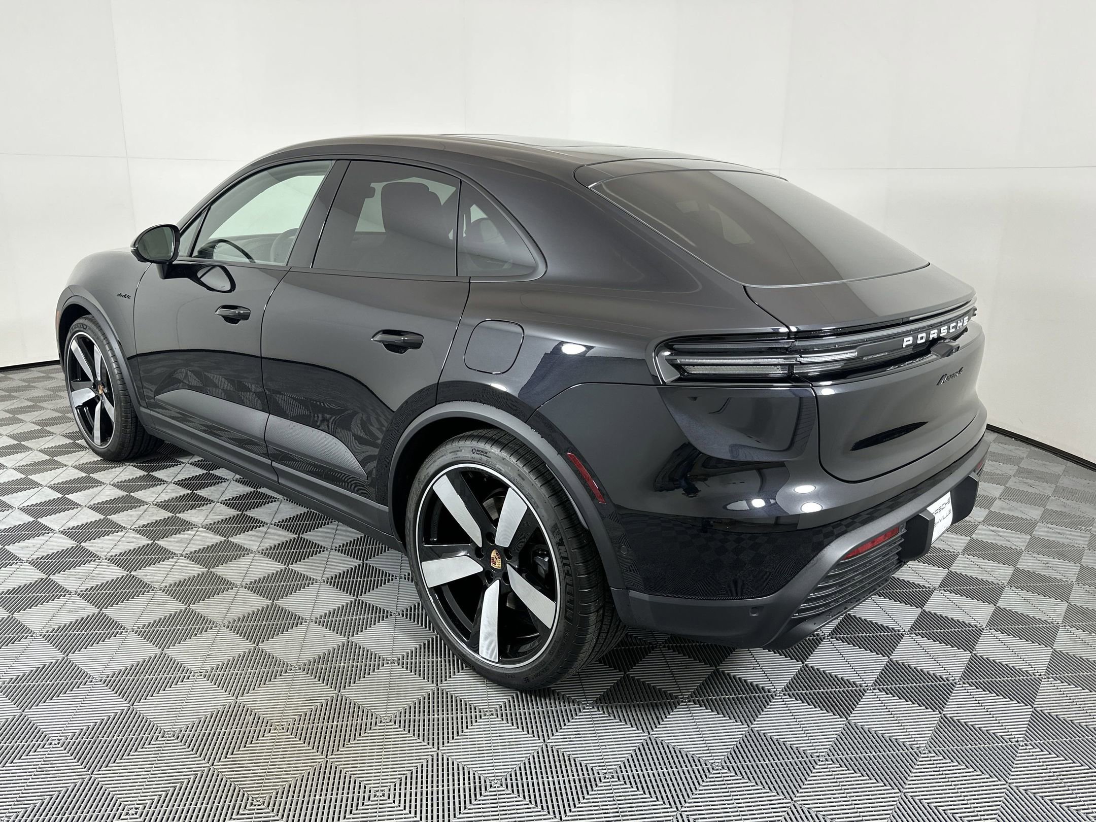 Certified 2025 Porsche Macan 4 Electric image 3