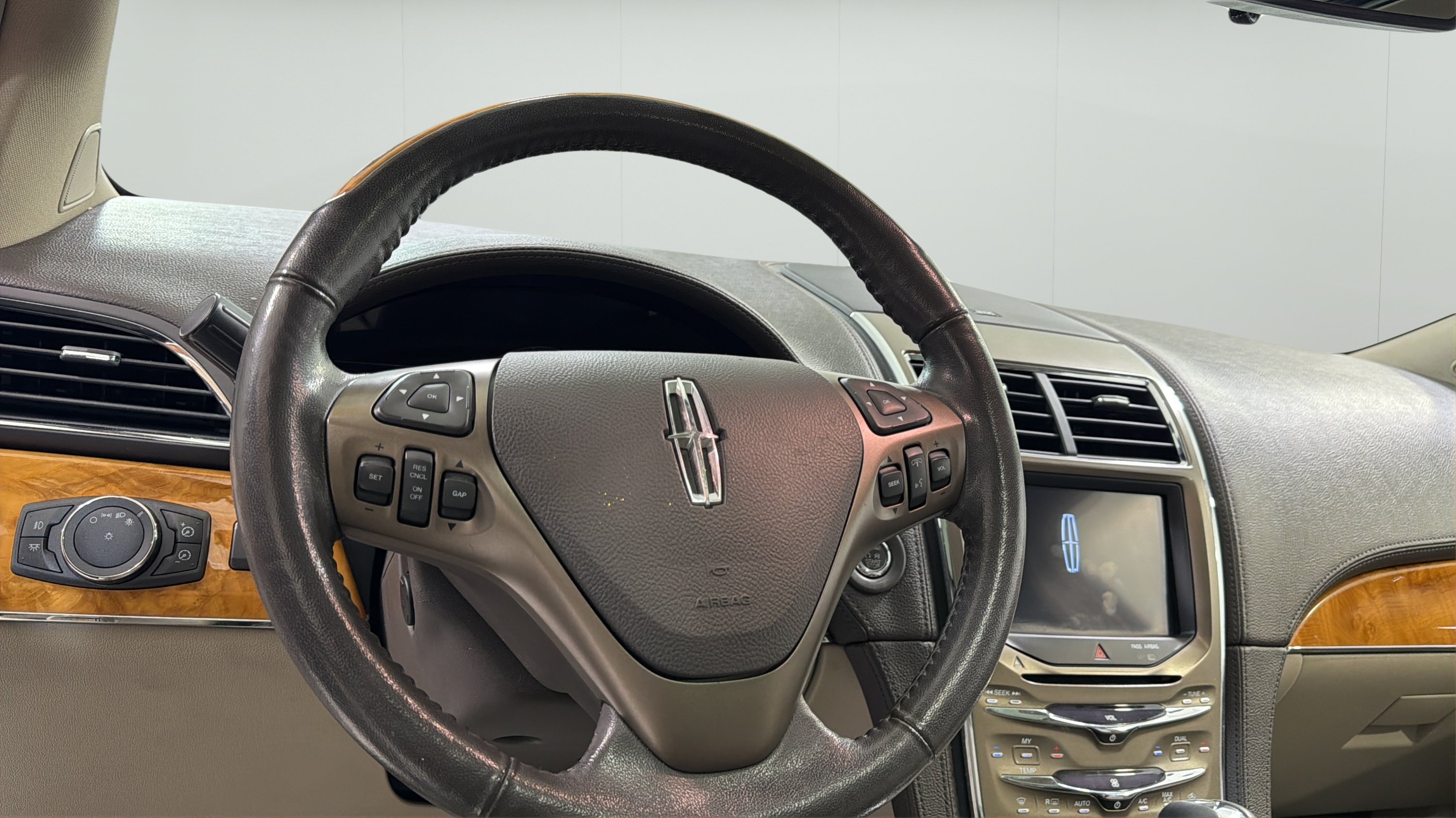 Used 2012 Lincoln MKX FWD image 12
