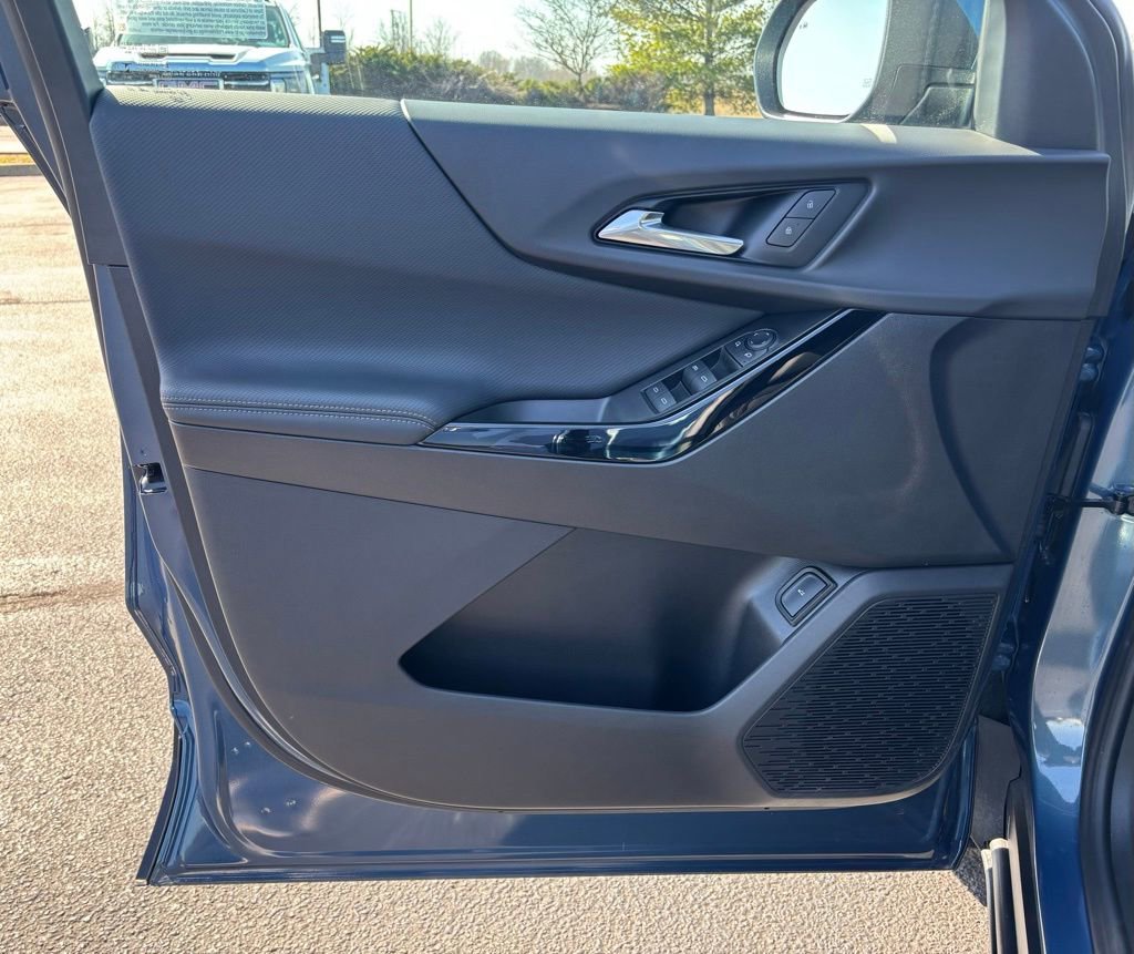 Used 2025 Chevrolet Equinox LT w/ Convenience Package II image 12