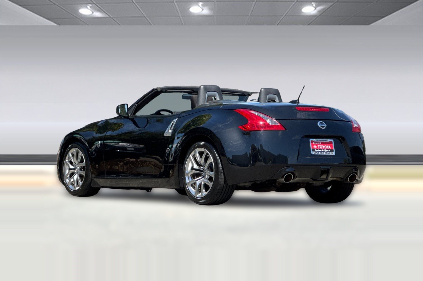 Used 2014 Nissan 370Z Roadster RWD image 3