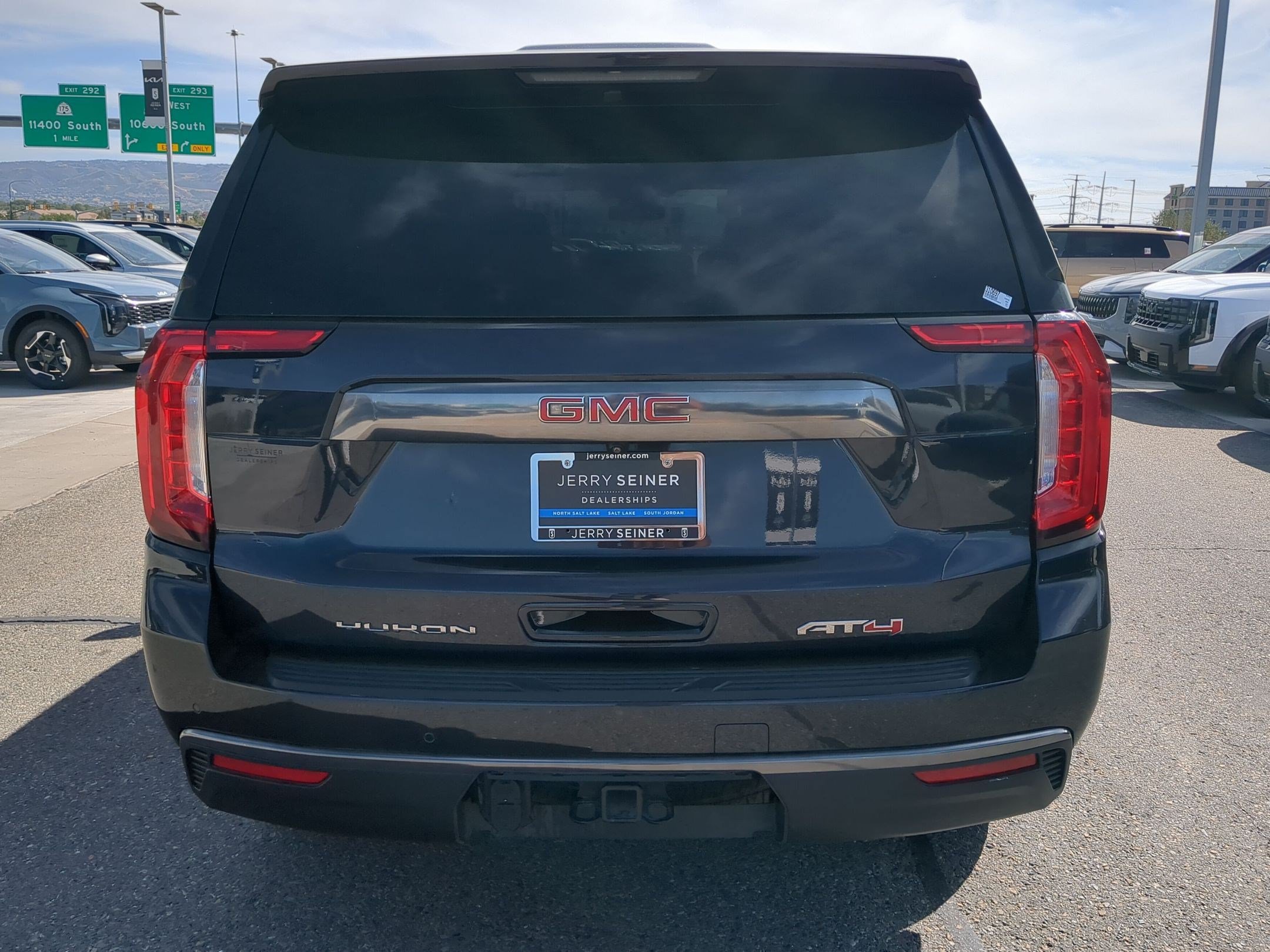 Used 2023 GMC Yukon AT4 w/ Technology Package AWD/4WD image 5
