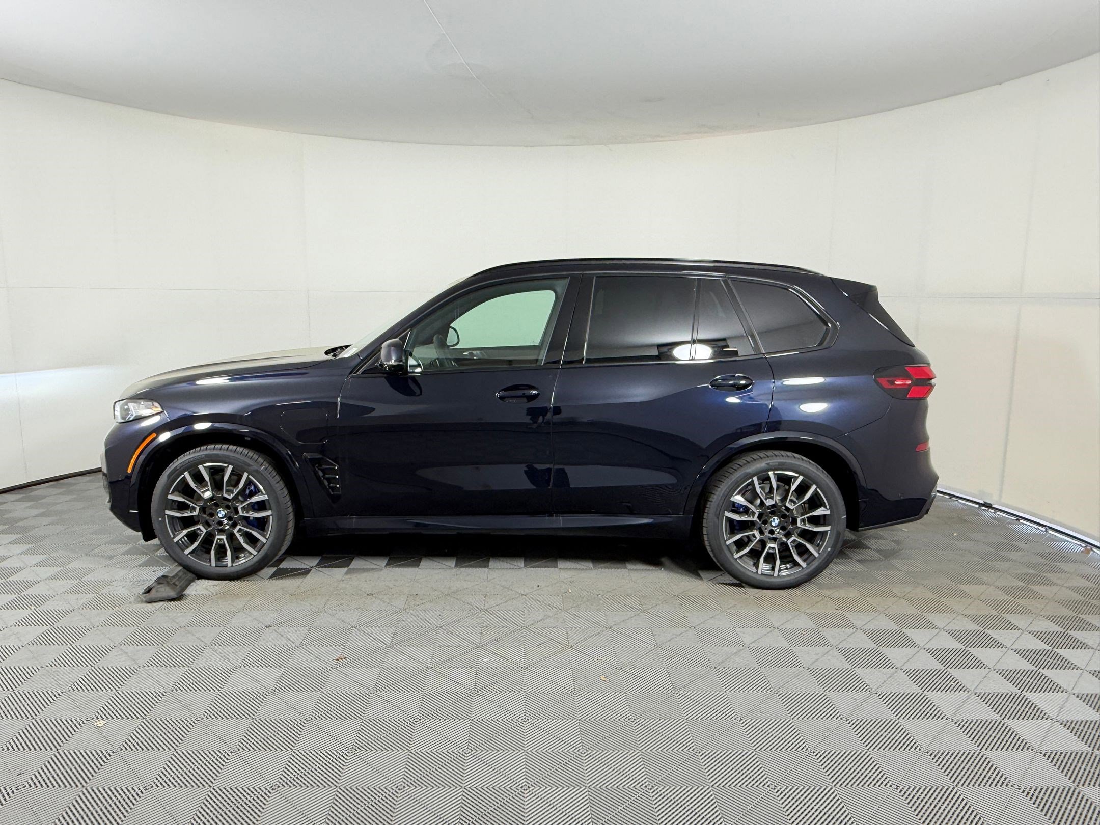 New 2026 BMW X5 xDrive50e w/ Executive Package image 2