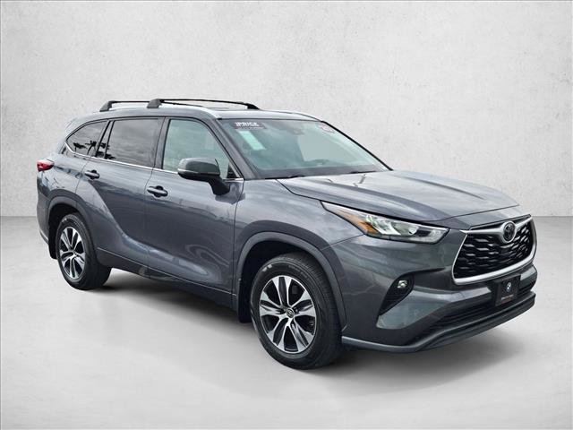 Used 2020 Toyota Highlander XLE AWD/4WD video 3