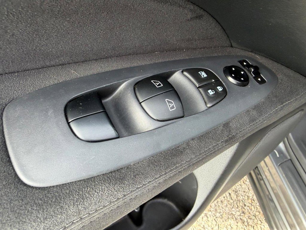 Used 2015 Nissan Pathfinder SV image 40