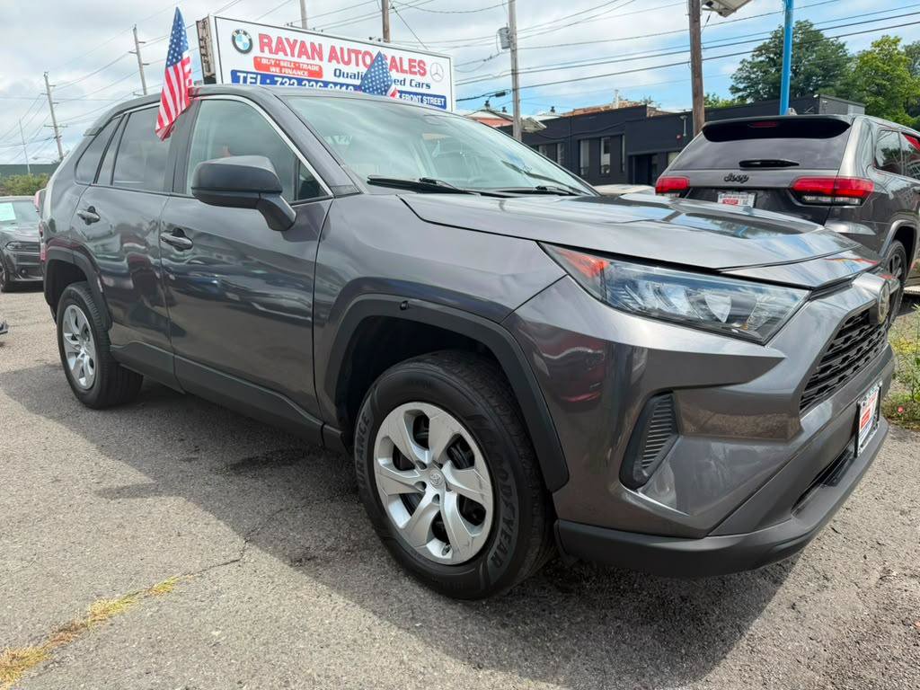 Used 2022 Toyota RAV4 LE AWD/4WD image 2