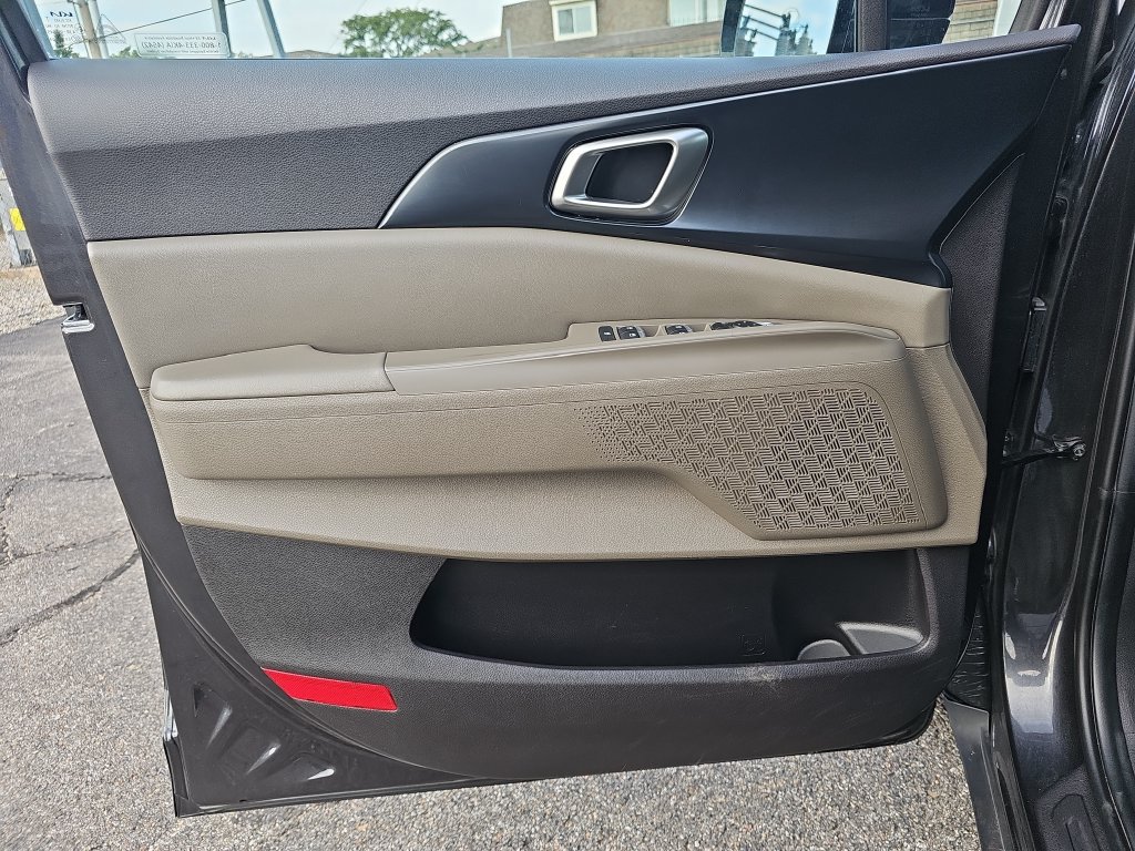 Used 2025 Kia Carnival FWD image 24