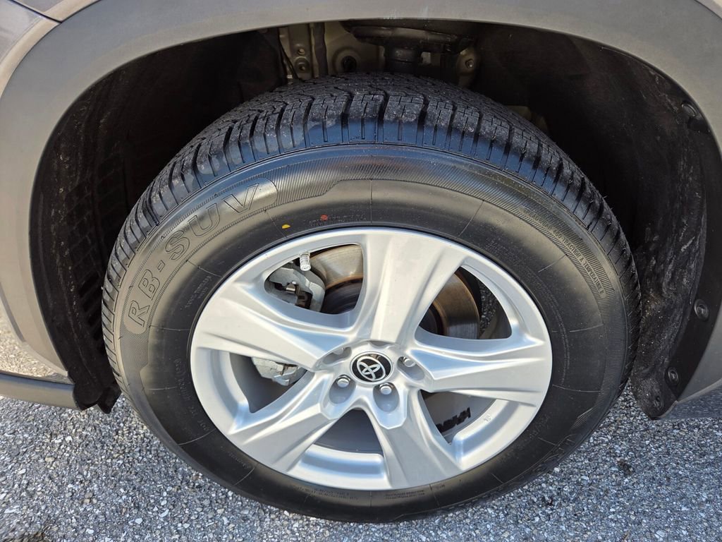 Used 2022 Toyota Highlander LE image 22