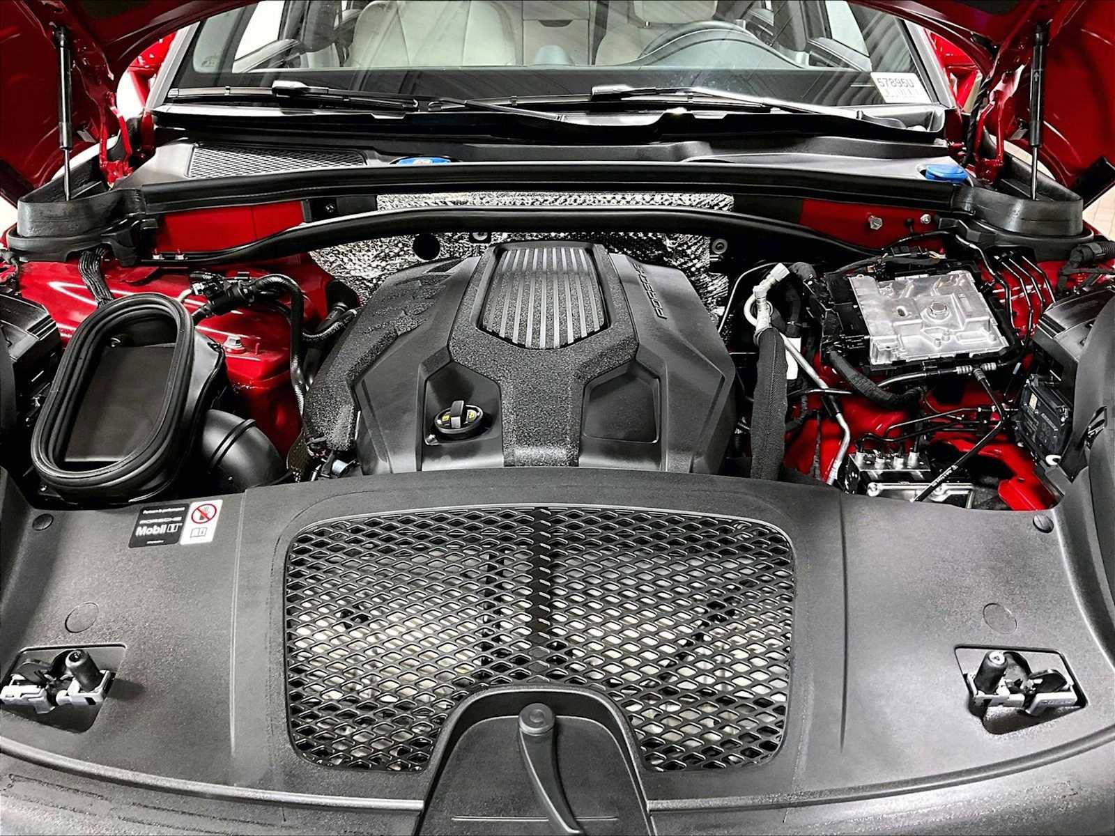 Used 2025 Porsche Macan image 36