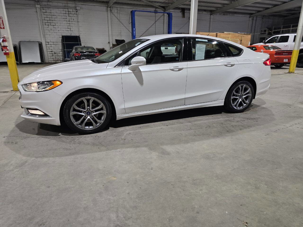 Used 2017 Ford Fusion SE w/ Equipment Group 201A image 4