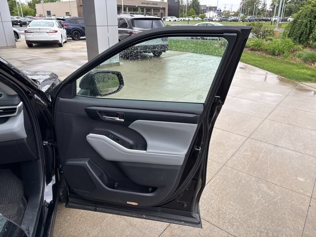 Used 2025 Toyota Highlander XLE AWD/4WD image 37