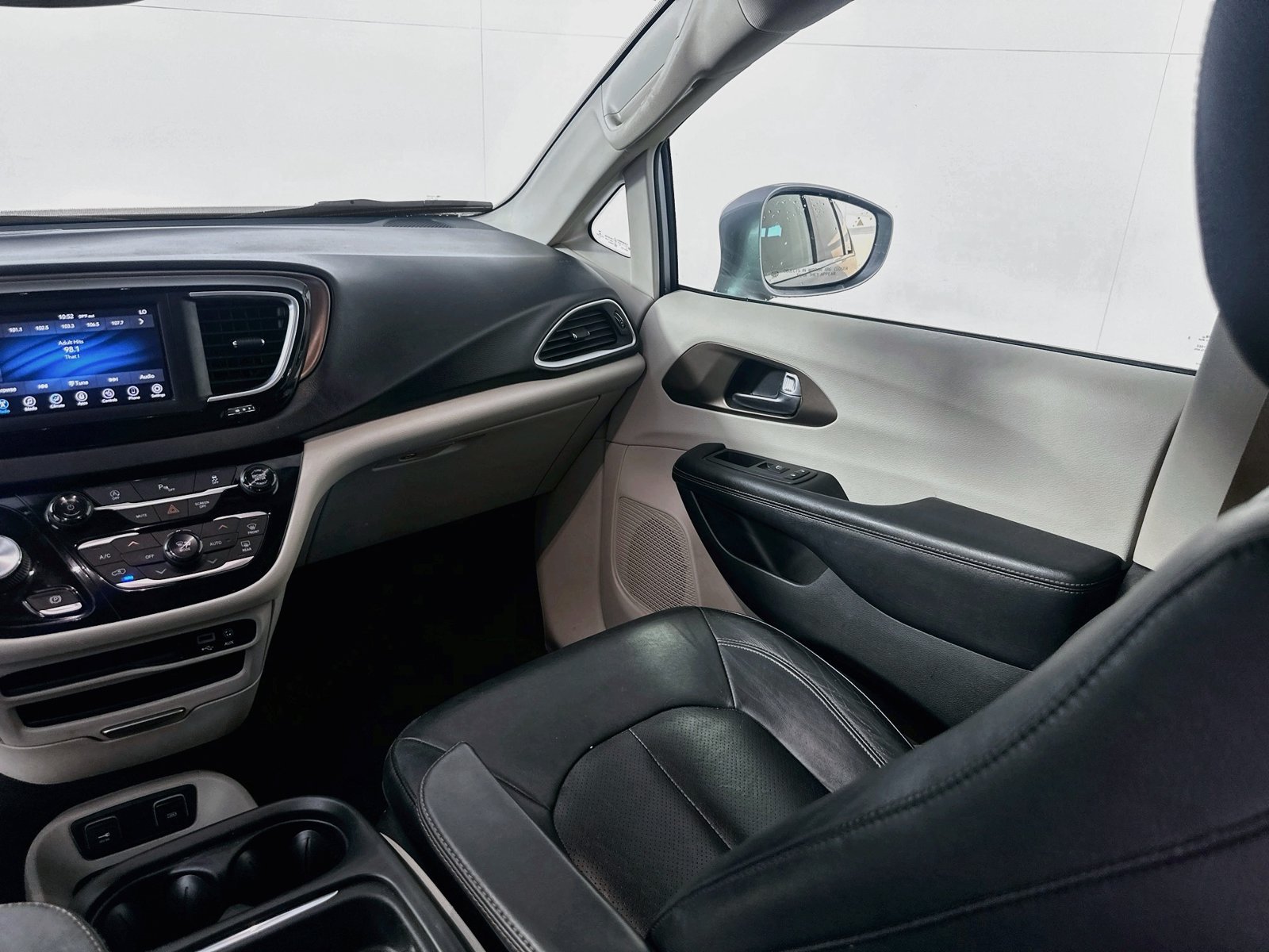 Used 2019 Chrysler Pacifica Touring-L FWD image 21