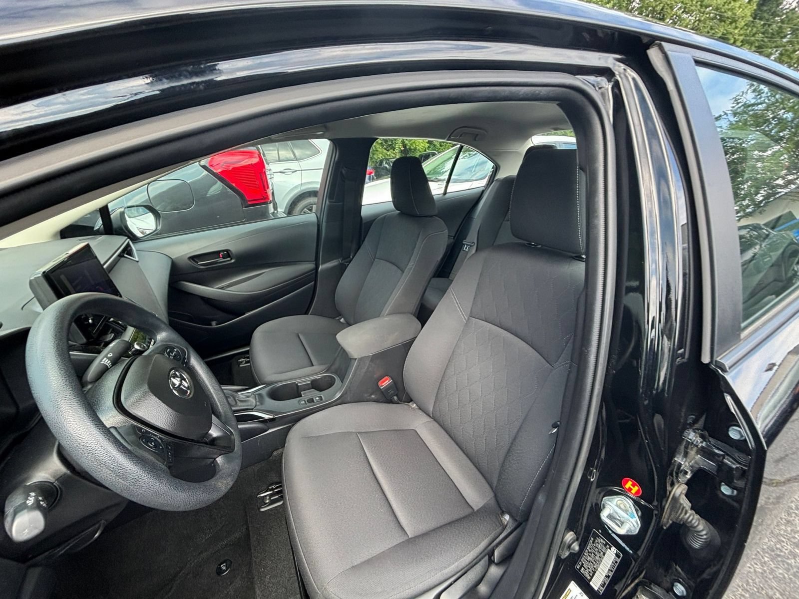 Used 2025 Toyota Corolla LE FWD image 31