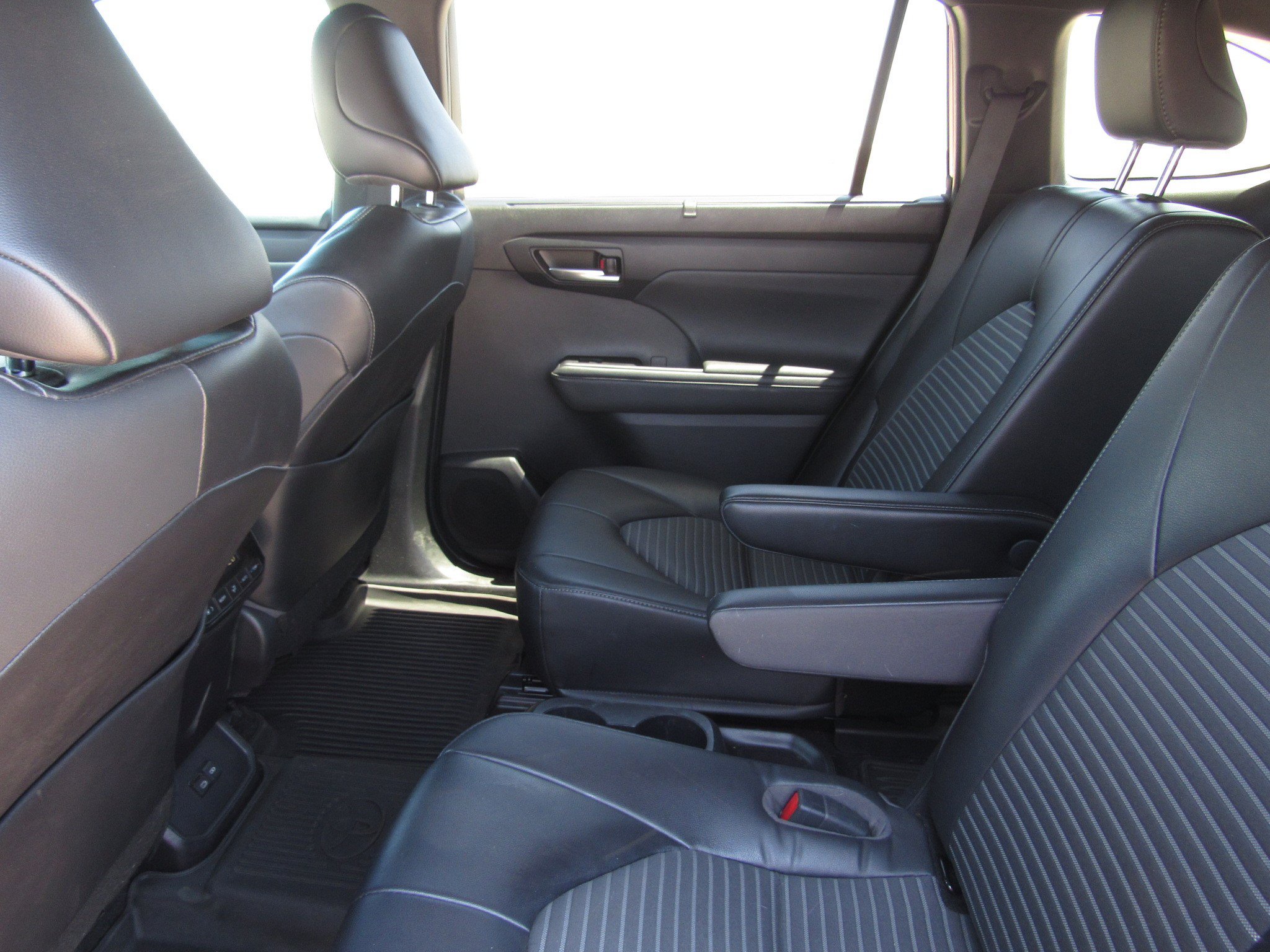 Used 2023 Toyota Highlander XSE FWD image 15