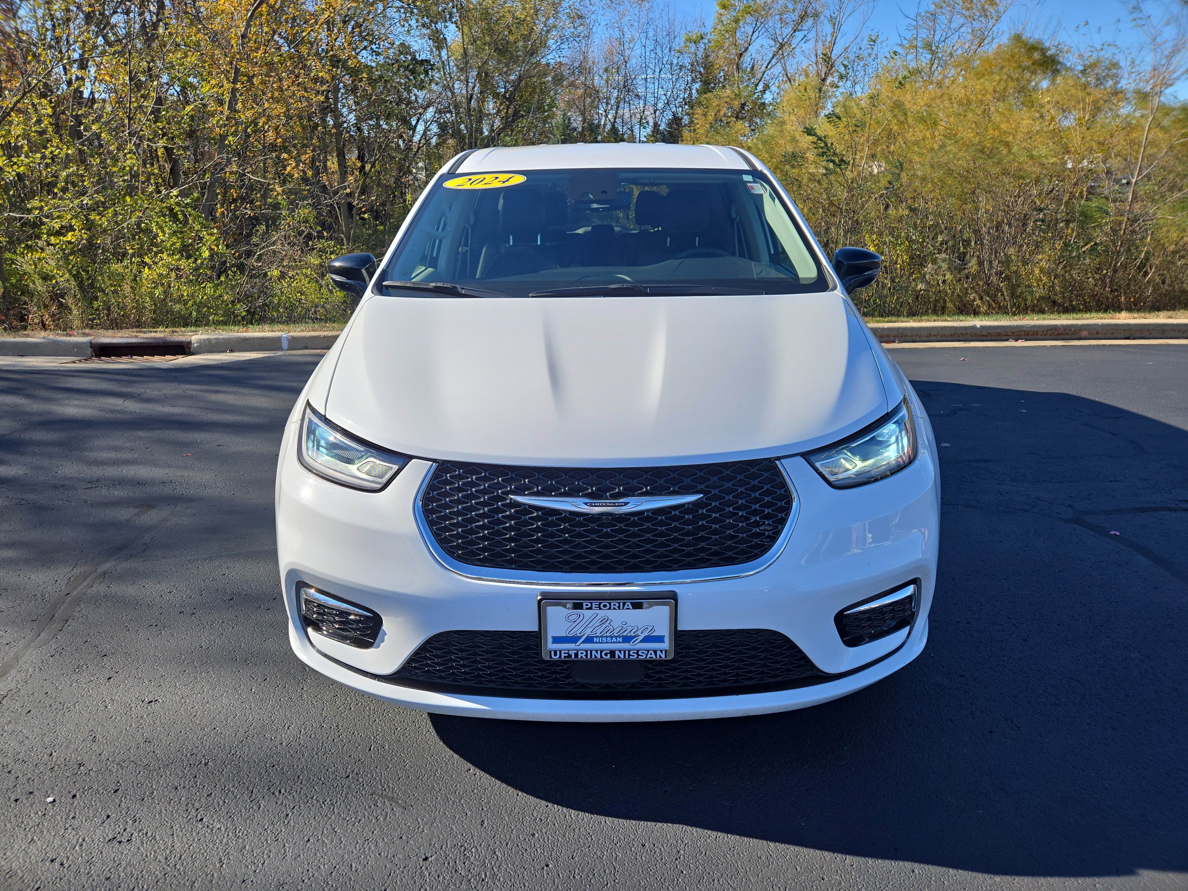 Used 2024 Chrysler Pacifica Touring-L image 7
