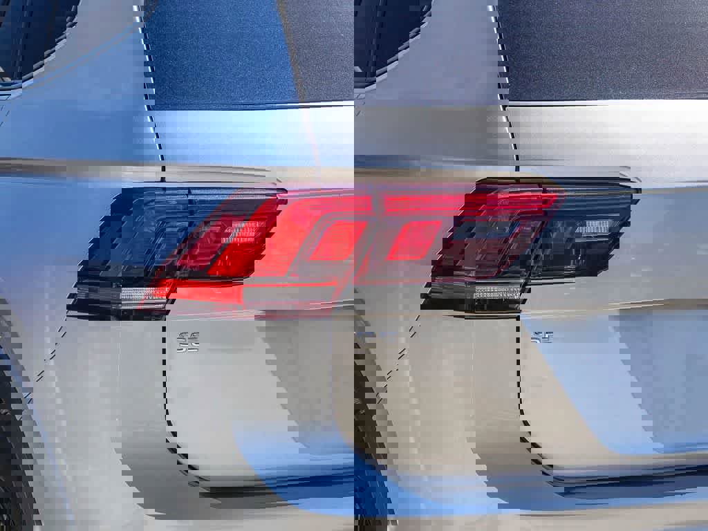 Used 2022 Volkswagen Tiguan SE R-Line image 13