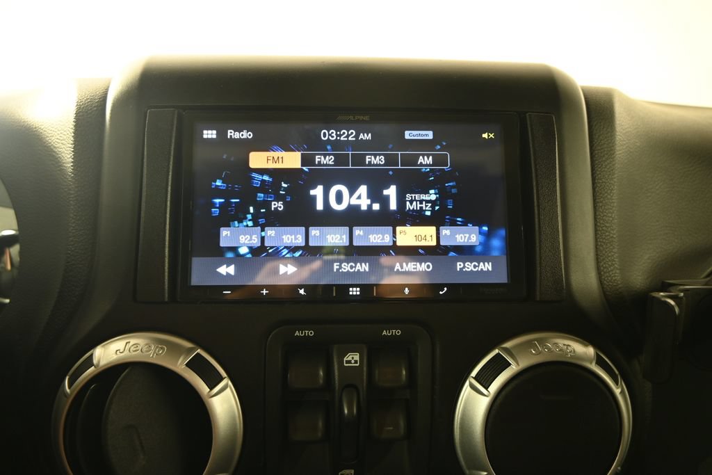 Used 2012 Jeep Wrangler Unlimited Rubicon w/ Connectivity Group AWD/4WD image 27