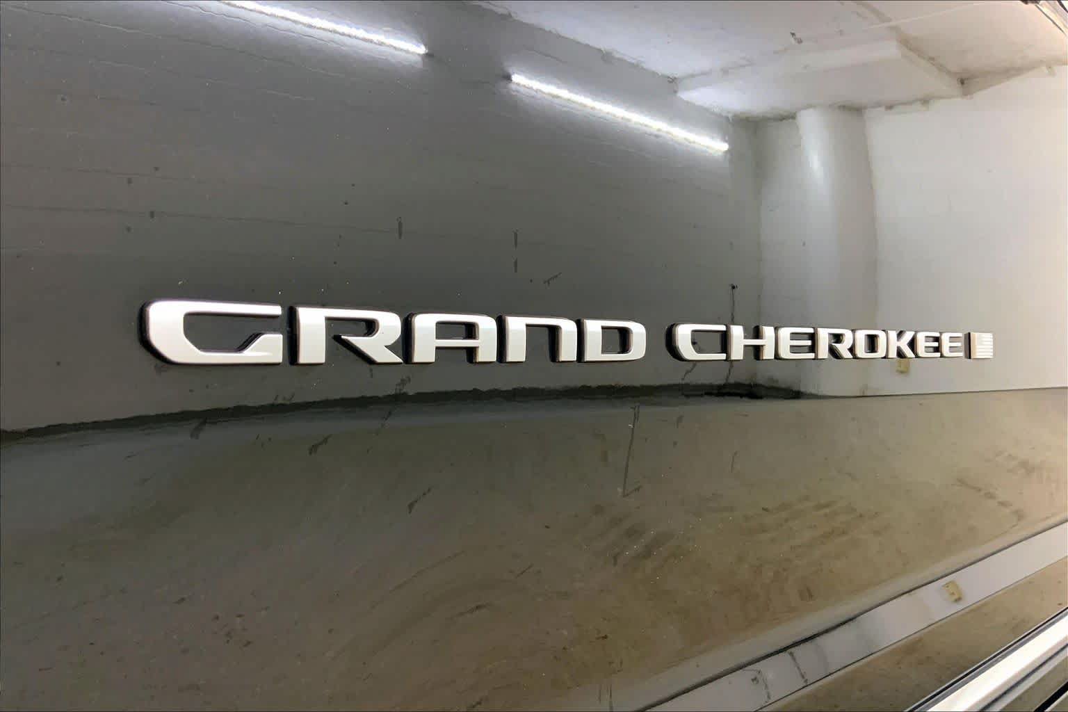 Used 2023 Jeep Grand Cherokee Summit AWD/4WD image 8