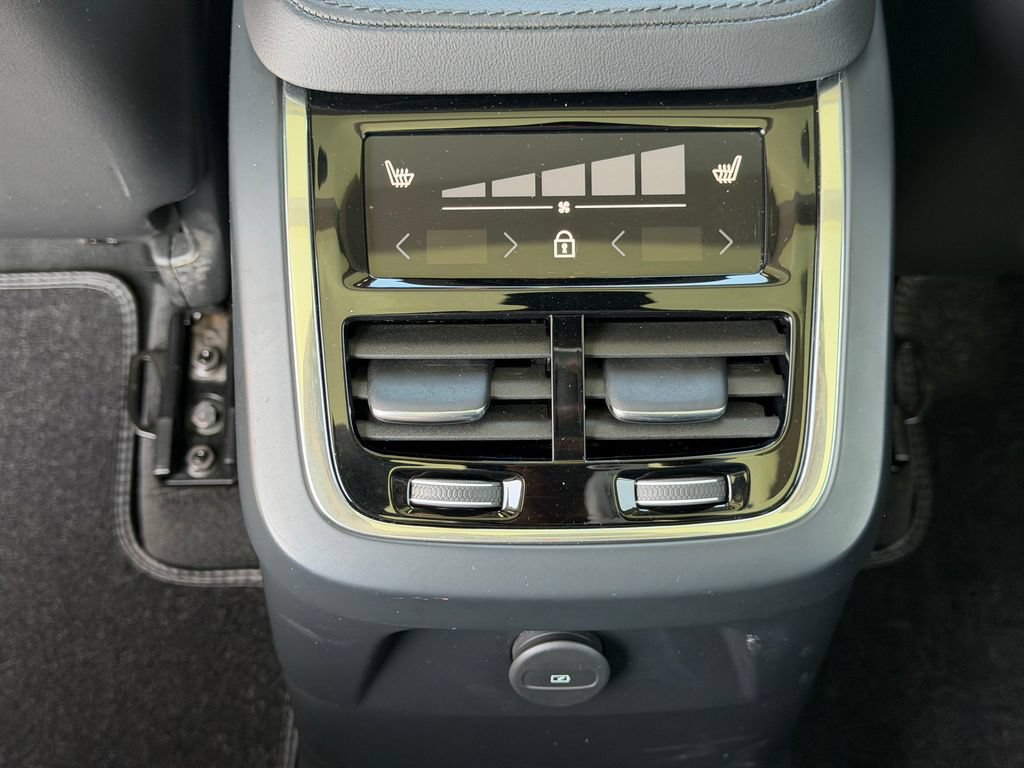 Certified 2025 Volvo XC90 T8 Plus AWD/4WD image 23