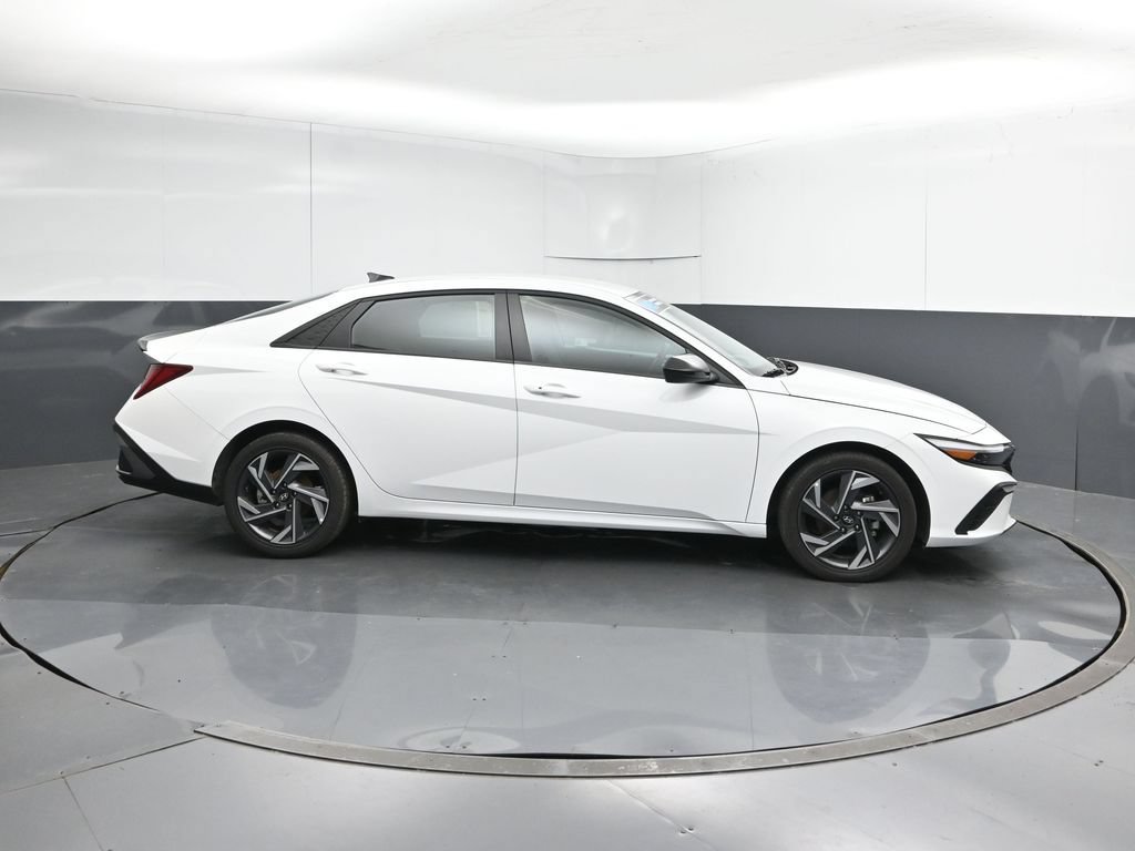Used 2025 Hyundai Elantra SEL FWD image 6