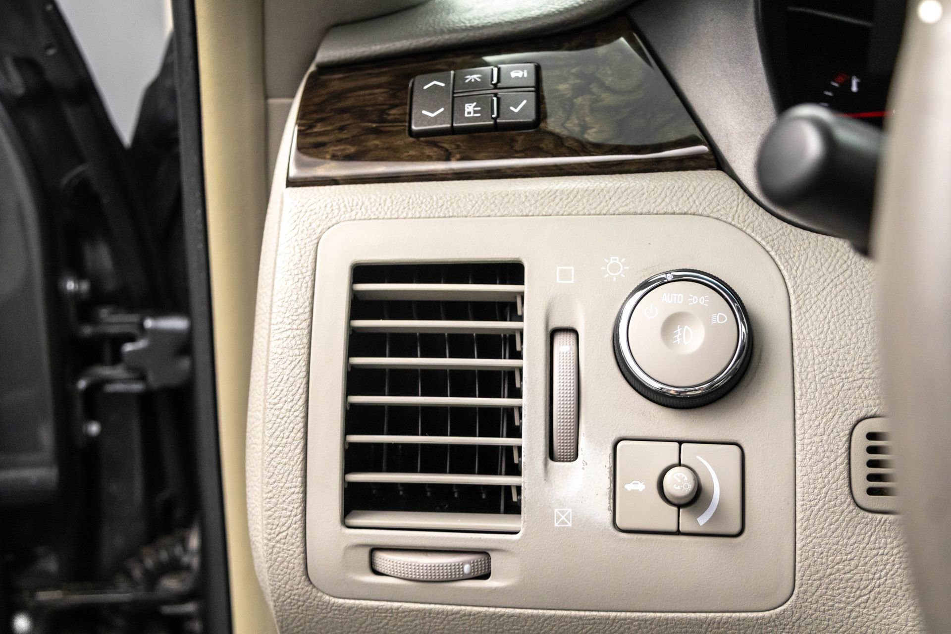 Used 2011 Cadillac DTS Luxury image 18