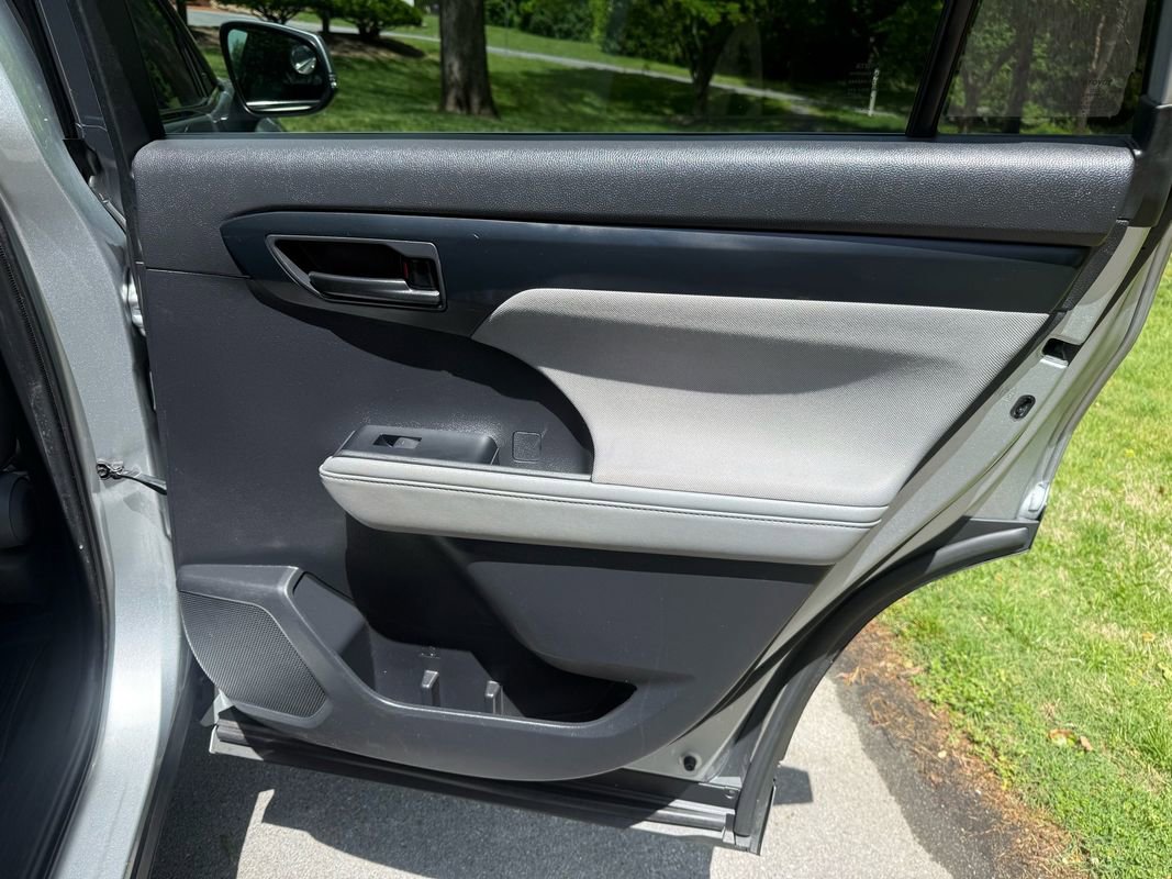 Used 2020 Toyota Highlander L FWD image 31