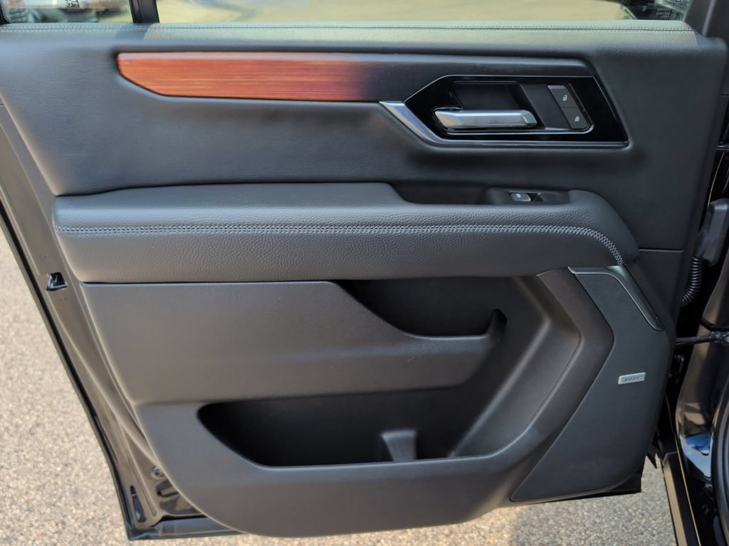 Used 2025 GMC Yukon XL Denali AWD/4WD image 30