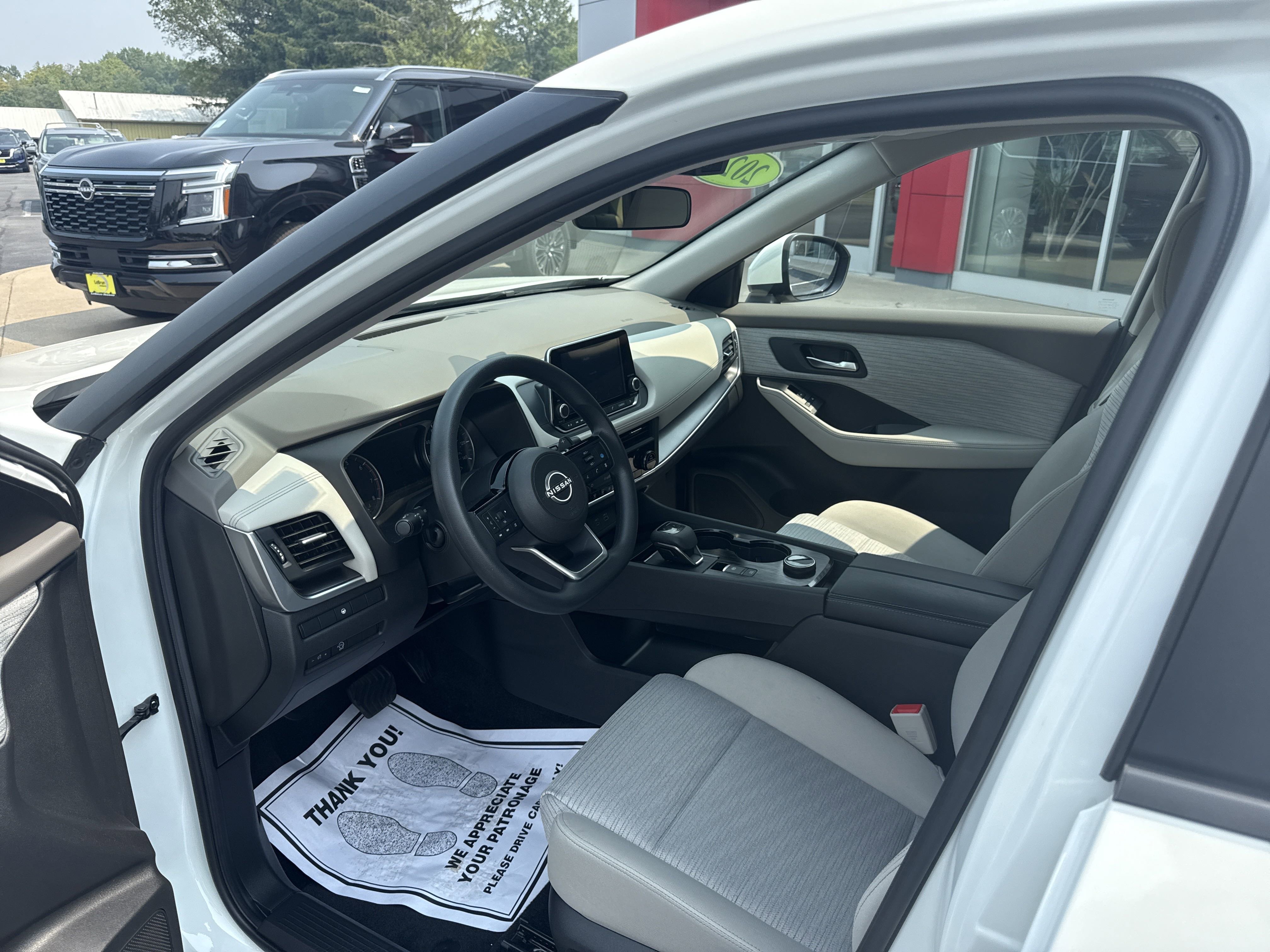 Used 2023 Nissan Rogue SV image 4