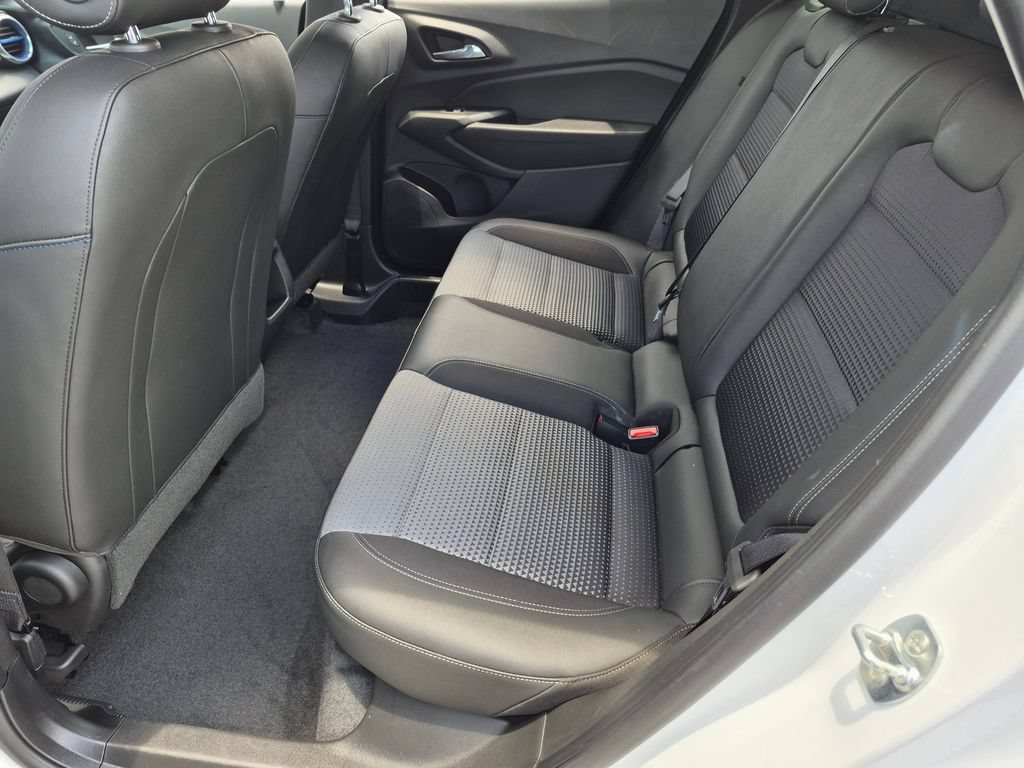 Used 2025 Chevrolet Trax LT w/ LT Convenience Package FWD image 23