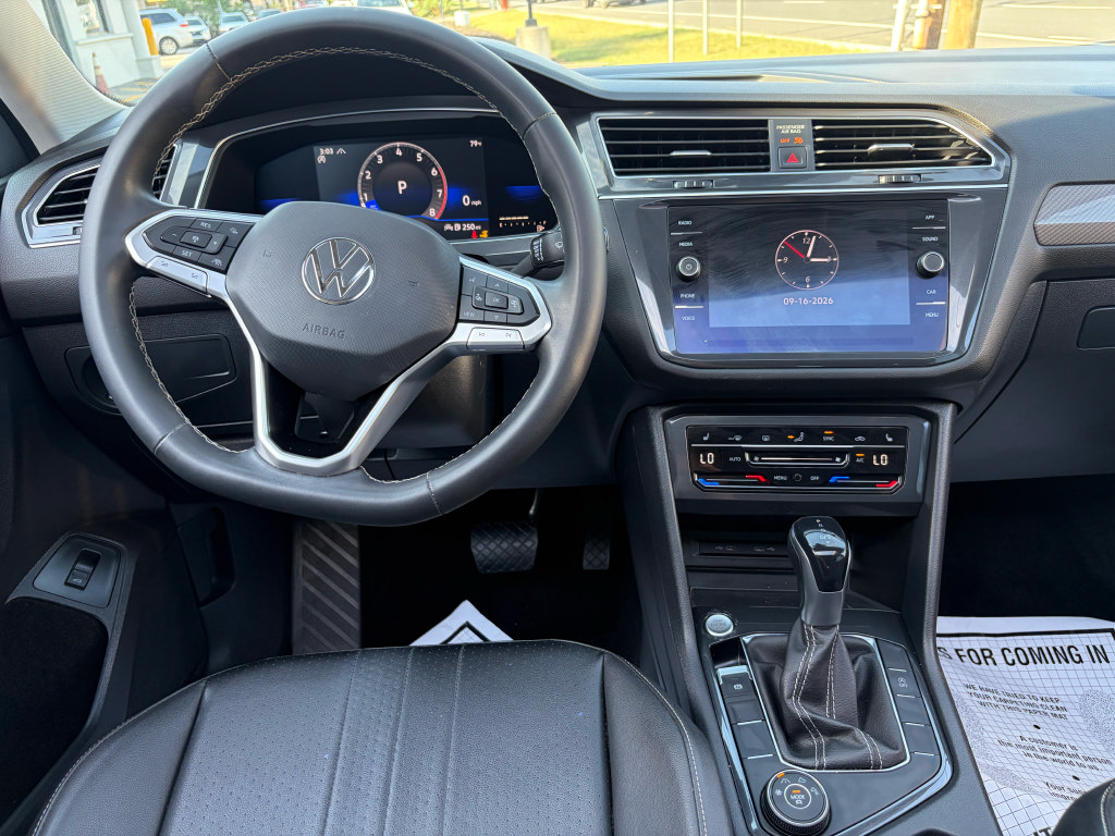 Used 2022 Volkswagen Tiguan SE w/ Panoramic Sunroof Package AWD/4WD image 16