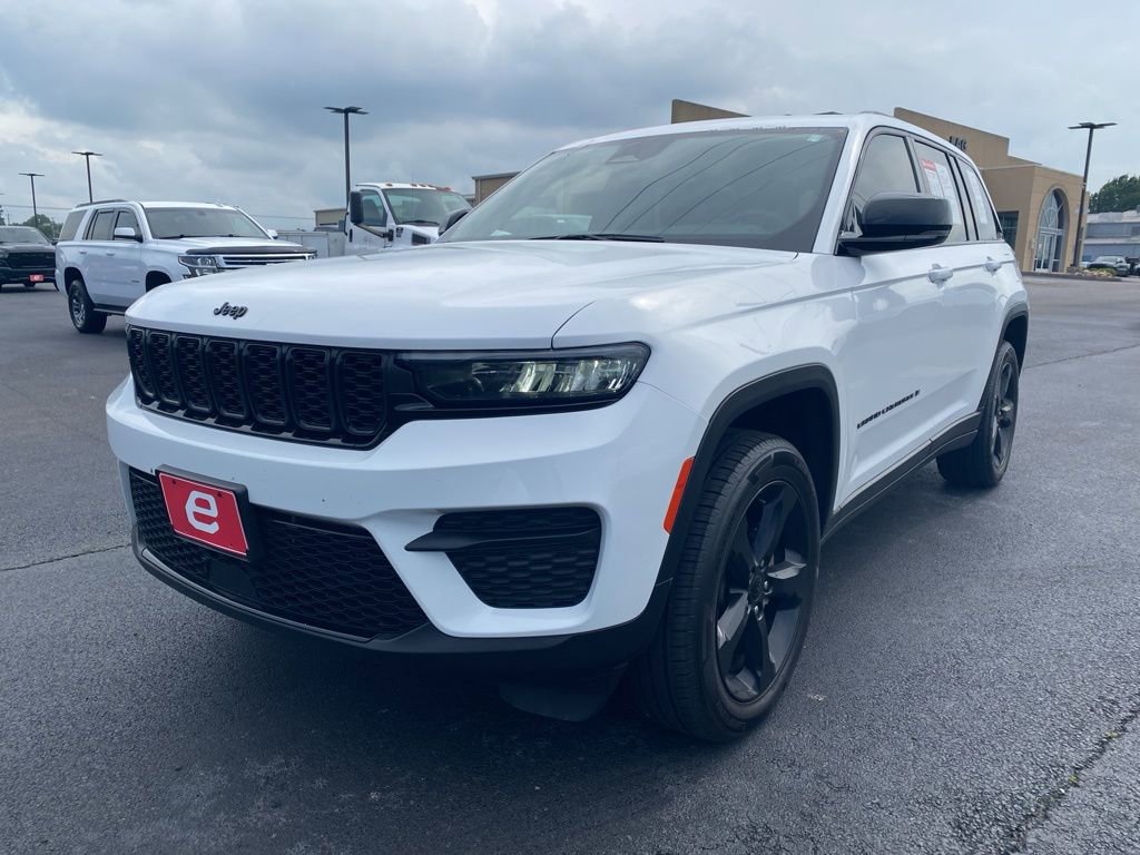 Used 2023 Jeep Grand Cherokee Altitude AWD/4WD image 3