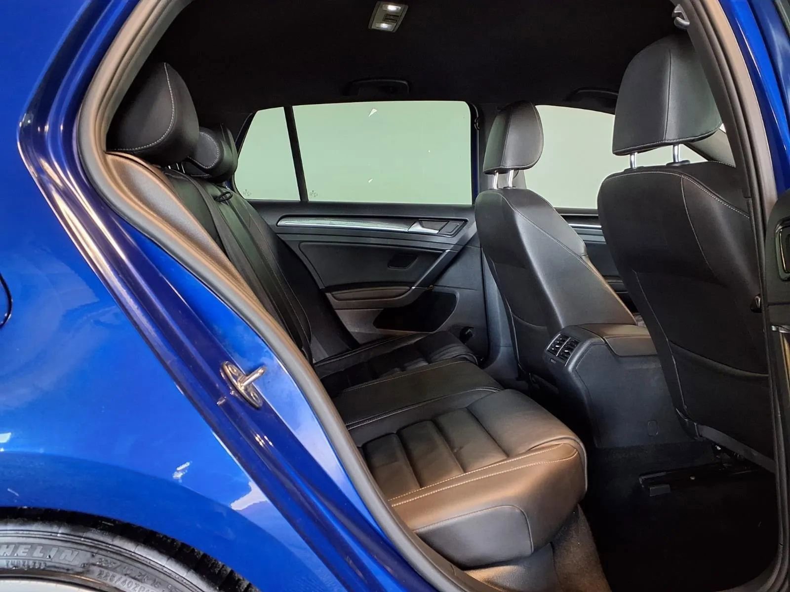 Used 2017 Volkswagen Golf R 4-Door image 9