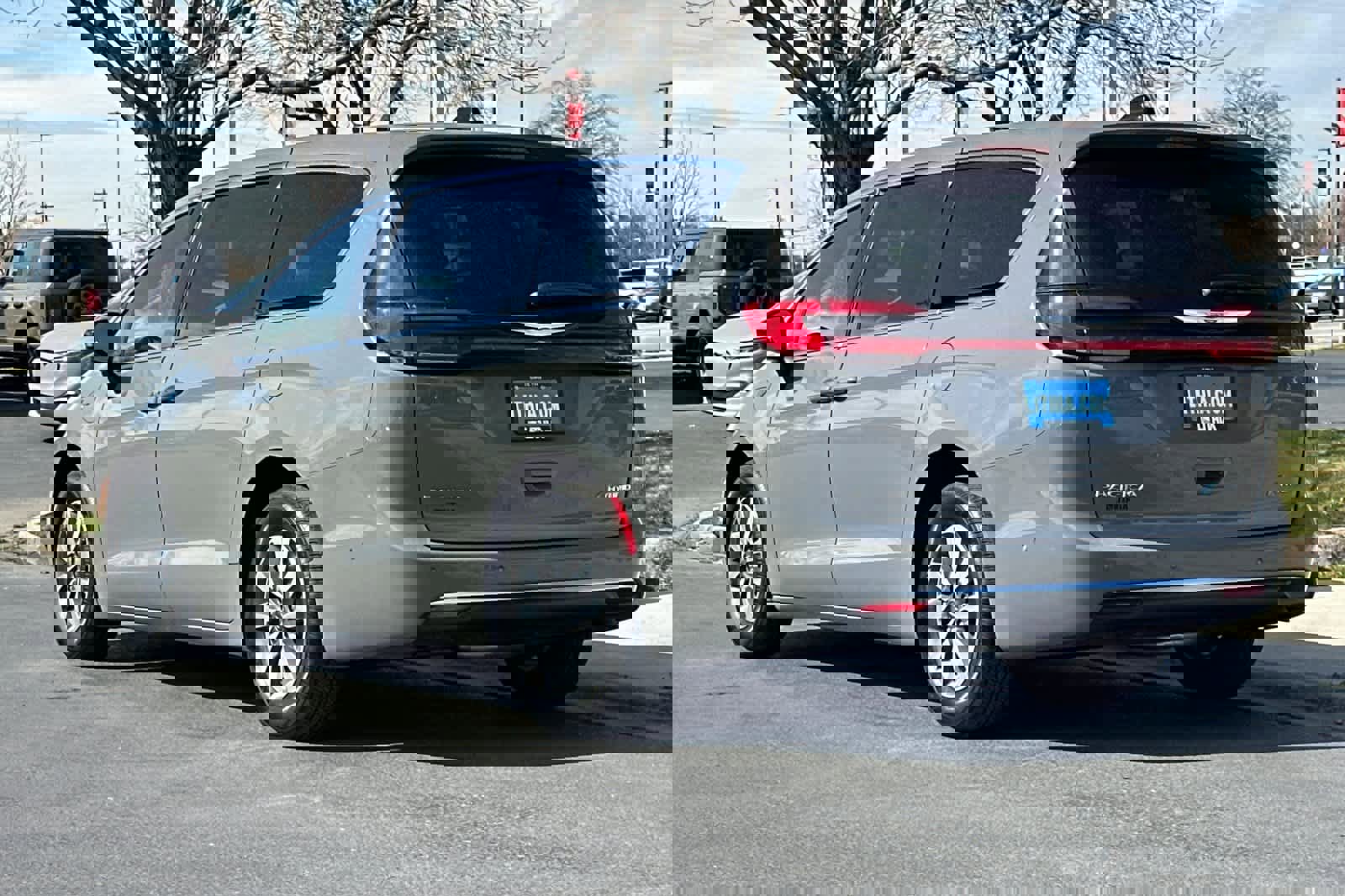 Used 2025 Chrysler Pacifica Select w/ Uconnect Theater Family Group image 6