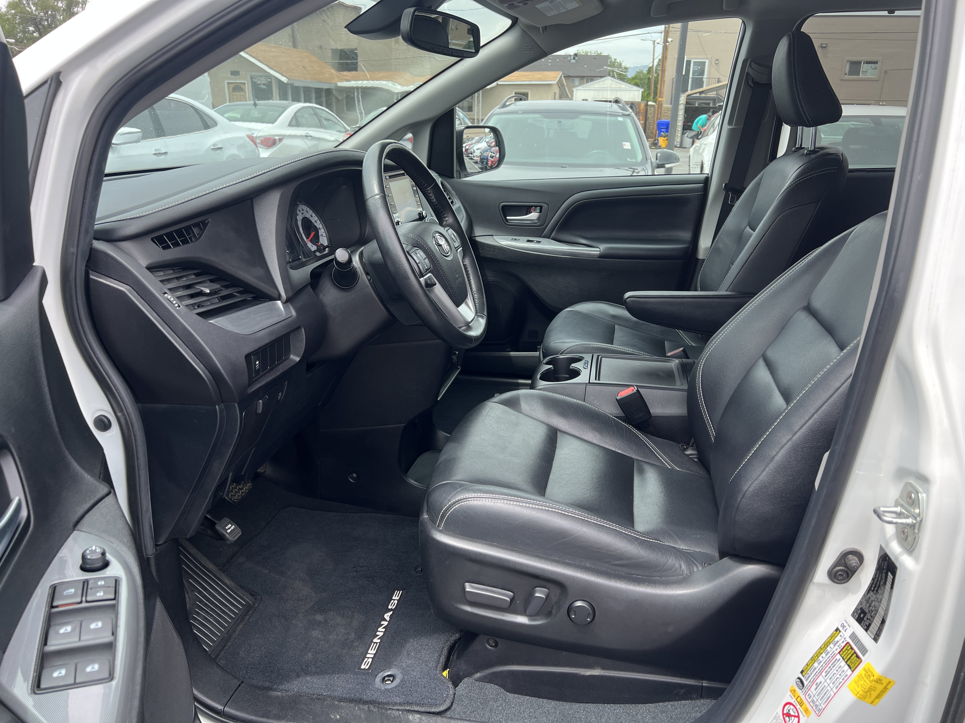 Used 2019 Toyota Sienna SE w/ Carpet Mat Package FWD image 11