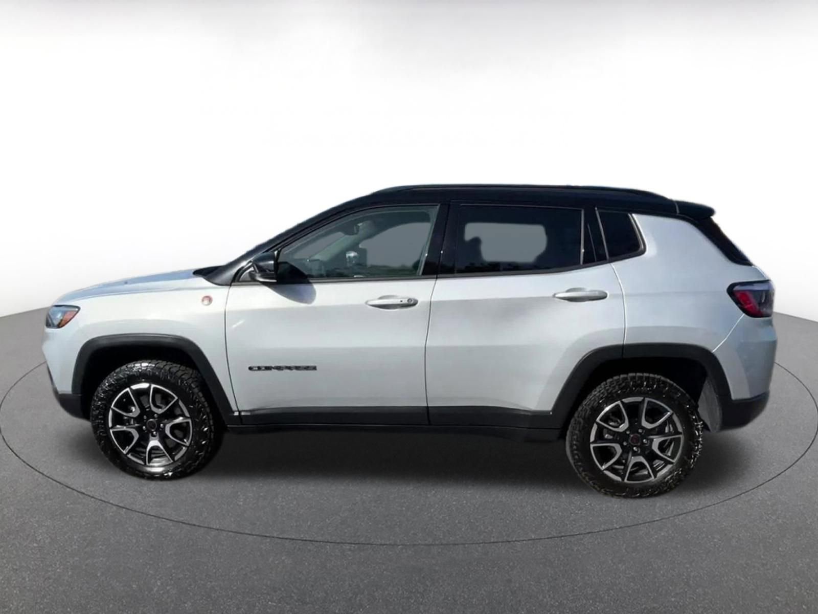 Used 2025 Jeep Compass Trailhawk AWD/4WD image 9