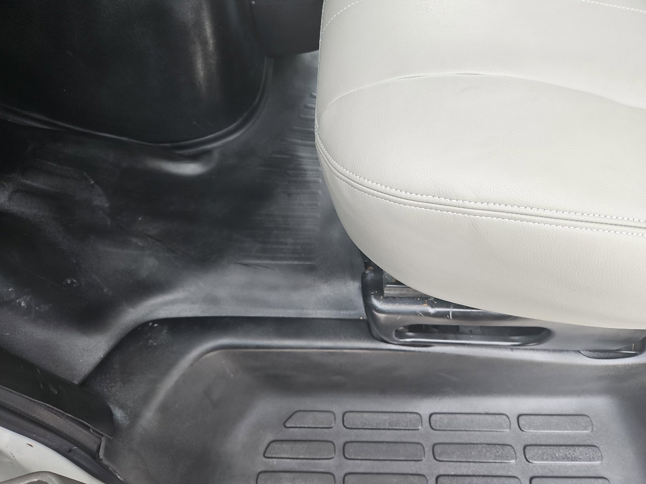 Used 2015 Chevrolet Express 3500 w/ Shuttle Bus Package image 14