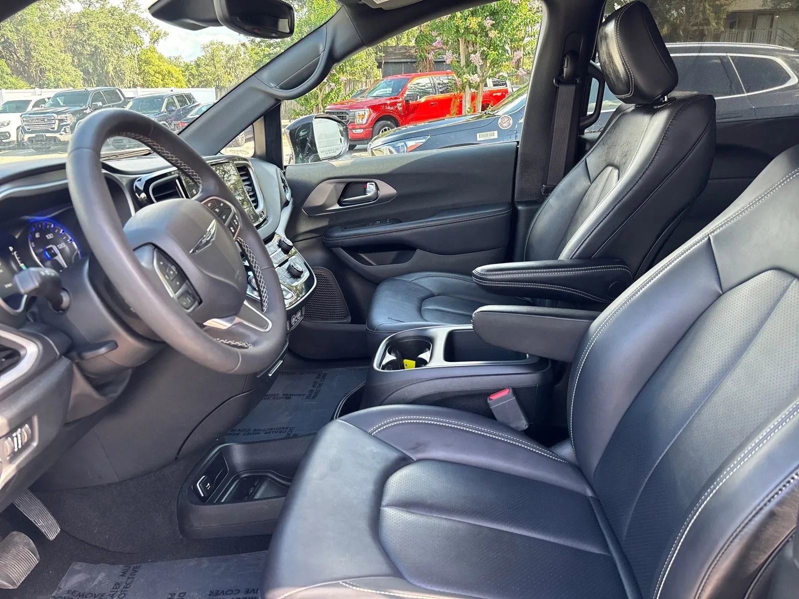 Used 2025 Chrysler Pacifica Select FWD image 10