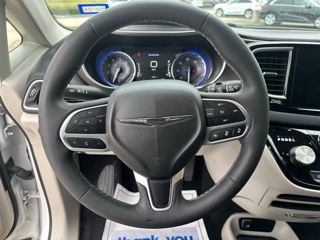 Used 2024 Chrysler Pacifica Touring-L image 15