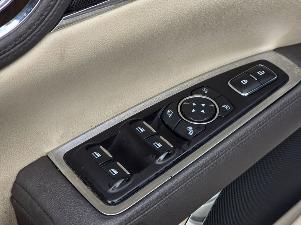 Used 2017 Lincoln Continental Select image 24