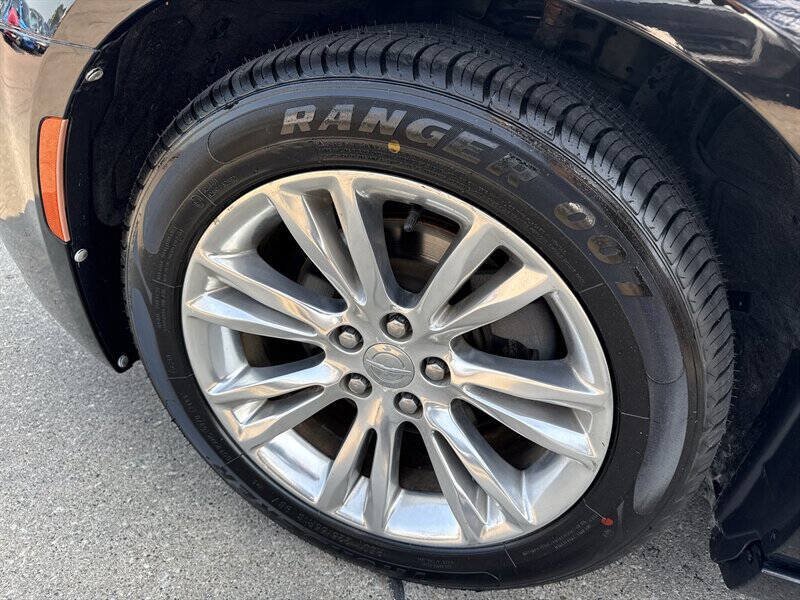 Used 2015 Chrysler 300 C RWD image 16