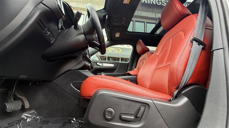 Used 2019 Volvo XC40 T5 Momentum image 12