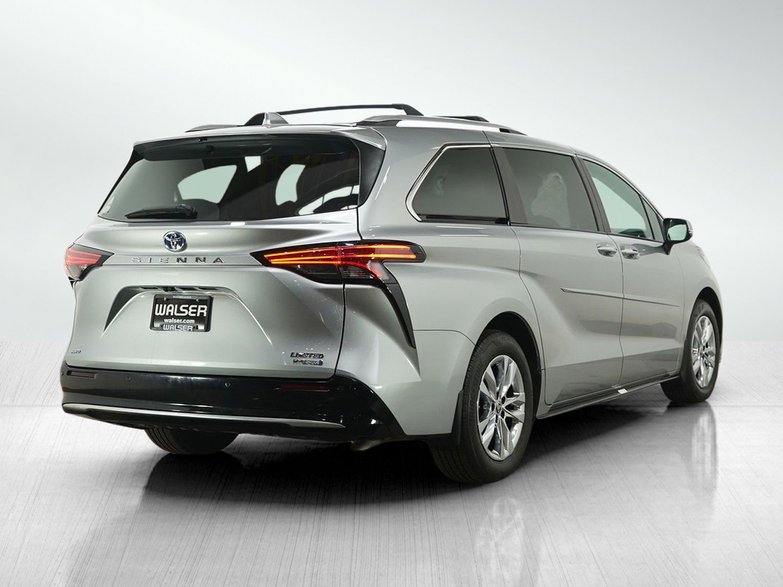 Used 2024 Toyota Sienna Limited AWD/4WD image 5