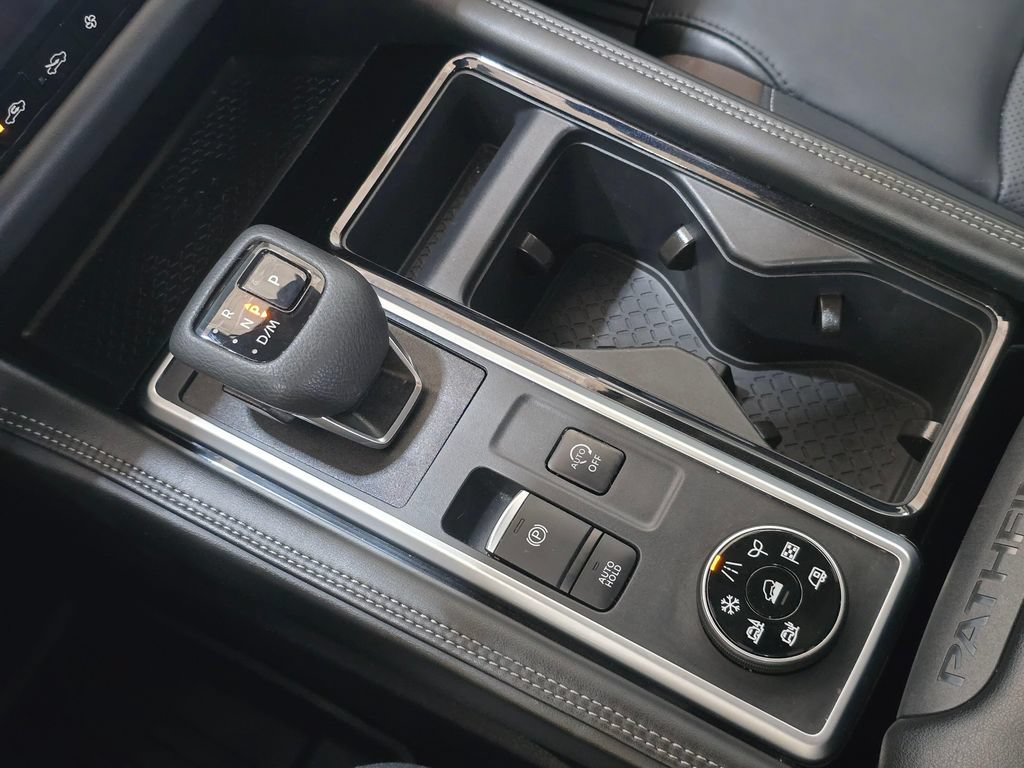 Used 2025 Nissan Pathfinder Platinum AWD/4WD image 18