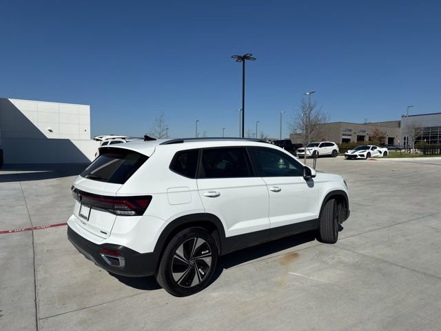 Used 2025 Volkswagen Taos SE image 2