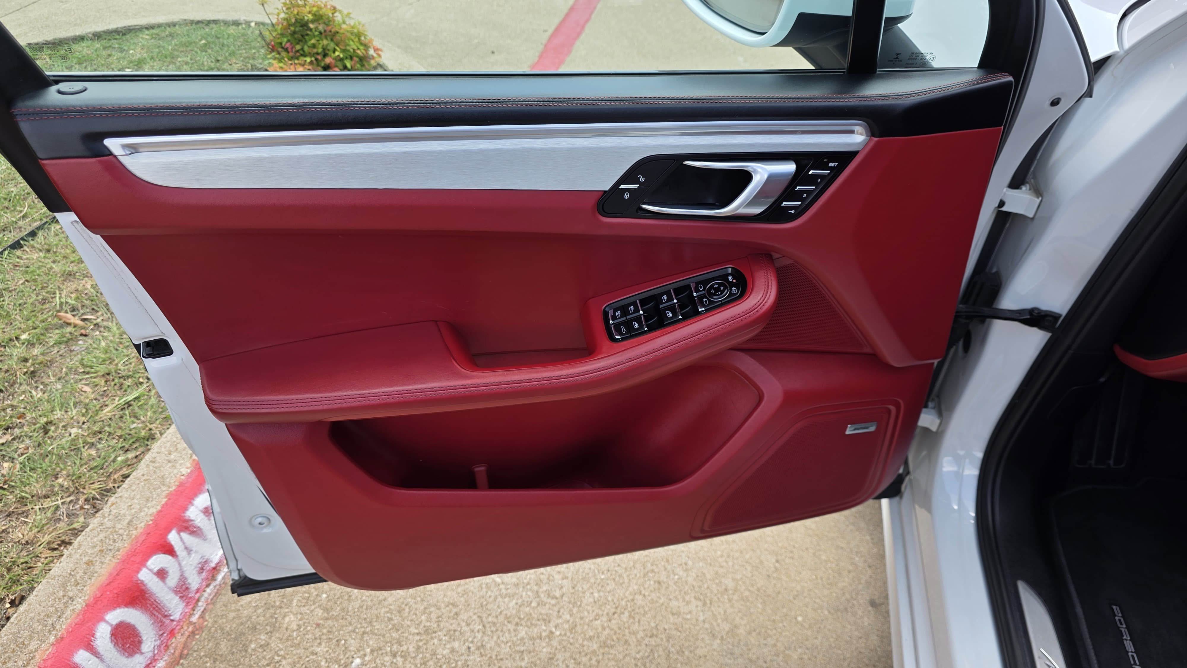 Used 2018 Porsche Macan Turbo AWD/4WD image 23