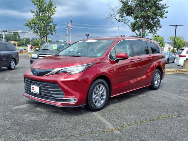 Certified 2023 Toyota Sienna XLE image 1